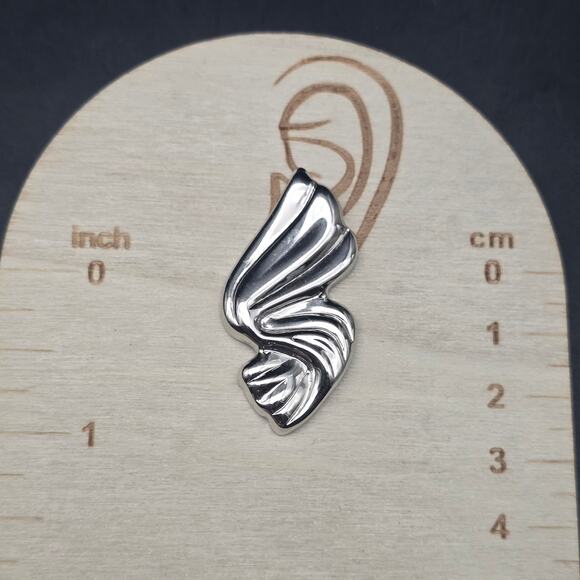 Silver Tone Rippled Ribbon Earrings Pierced Vintage Costume Jewelry - Picture 6 of 9